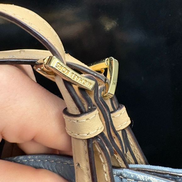 Michael kors light blue handbag - Picture 8 of 12